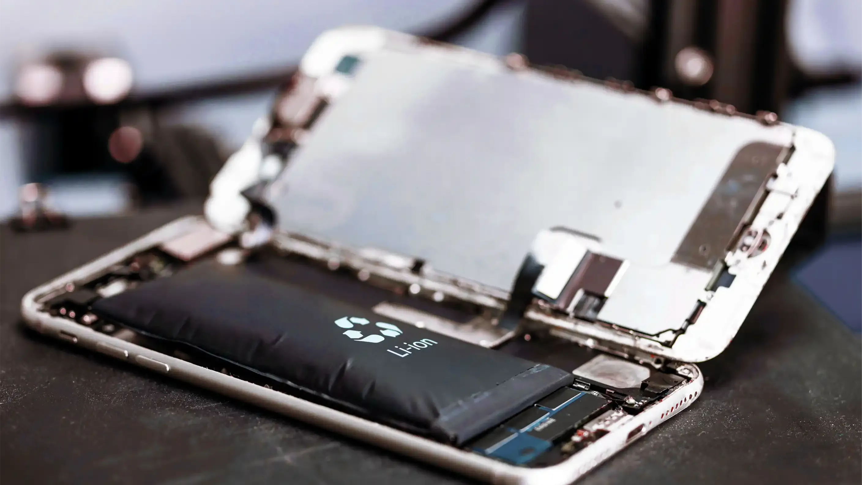 How to Deal with a Swollen Phone Battery: The Best Tips